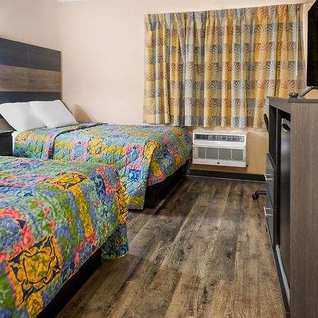 Knights Inn Grand Rapids East Airport Cascade Bagian luar foto