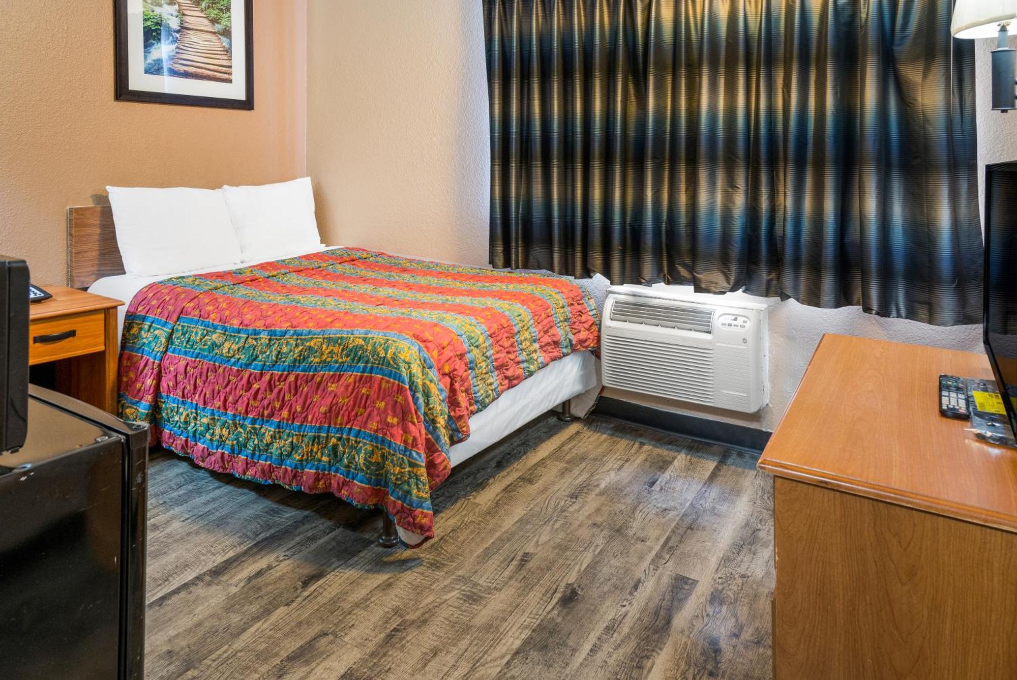 Knights Inn Grand Rapids East Airport Cascade Bagian luar foto