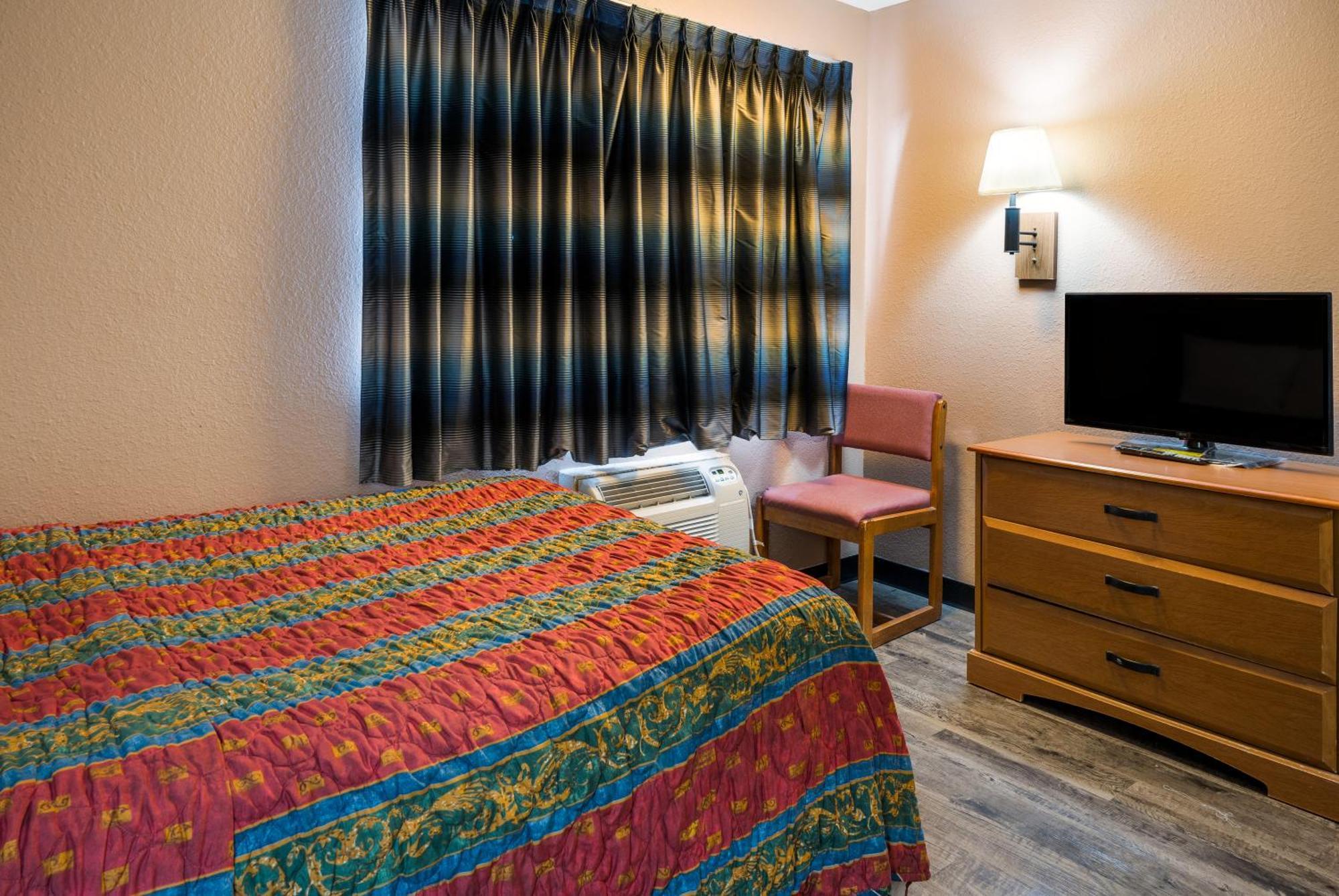 Knights Inn Grand Rapids East Airport Cascade Bagian luar foto