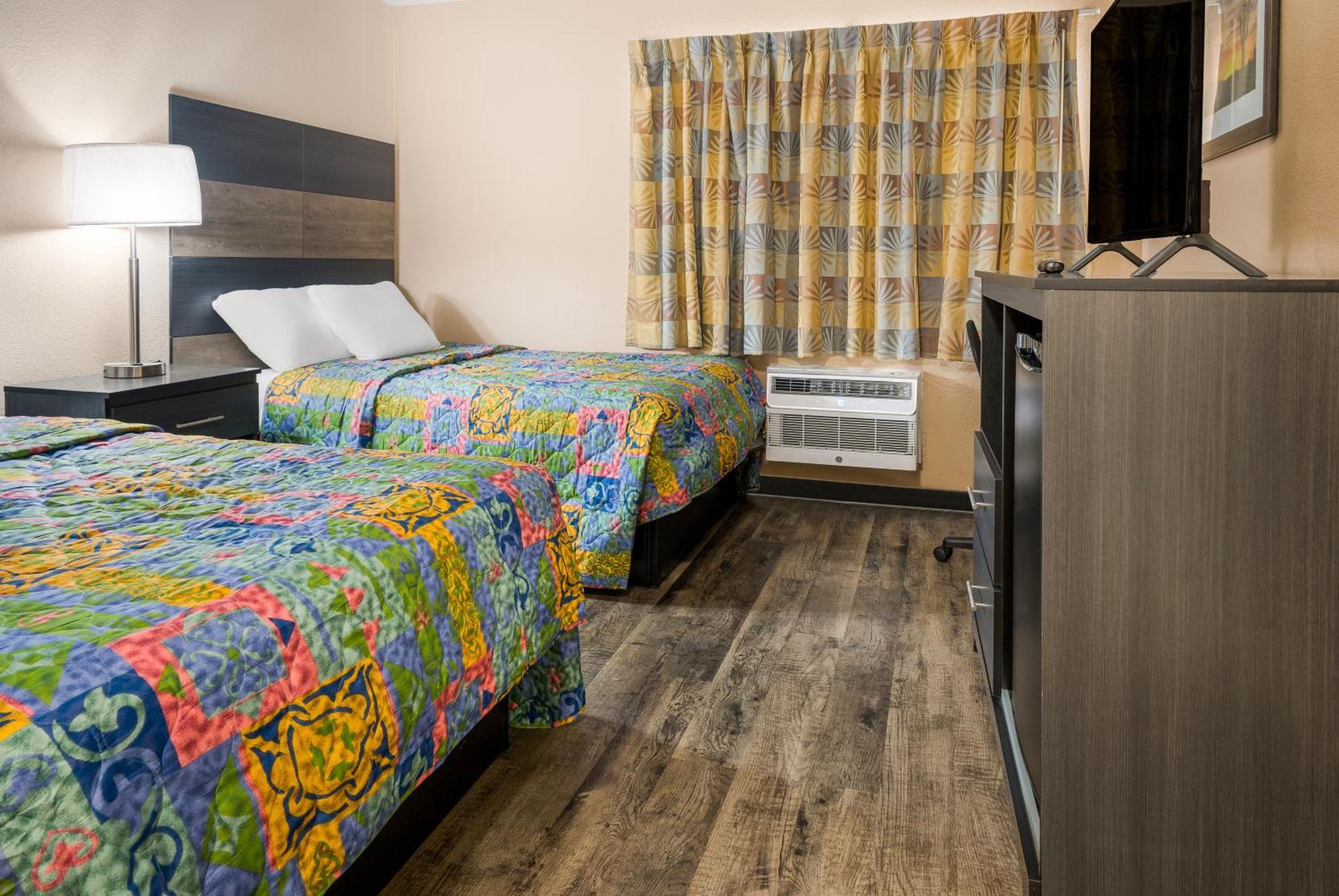 Knights Inn Grand Rapids East Airport Cascade Bagian luar foto