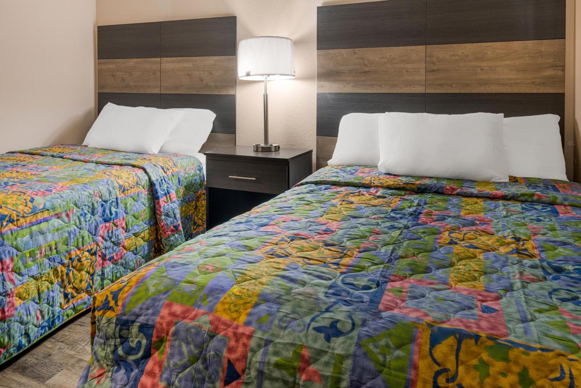 Knights Inn Grand Rapids East Airport Cascade Bagian luar foto