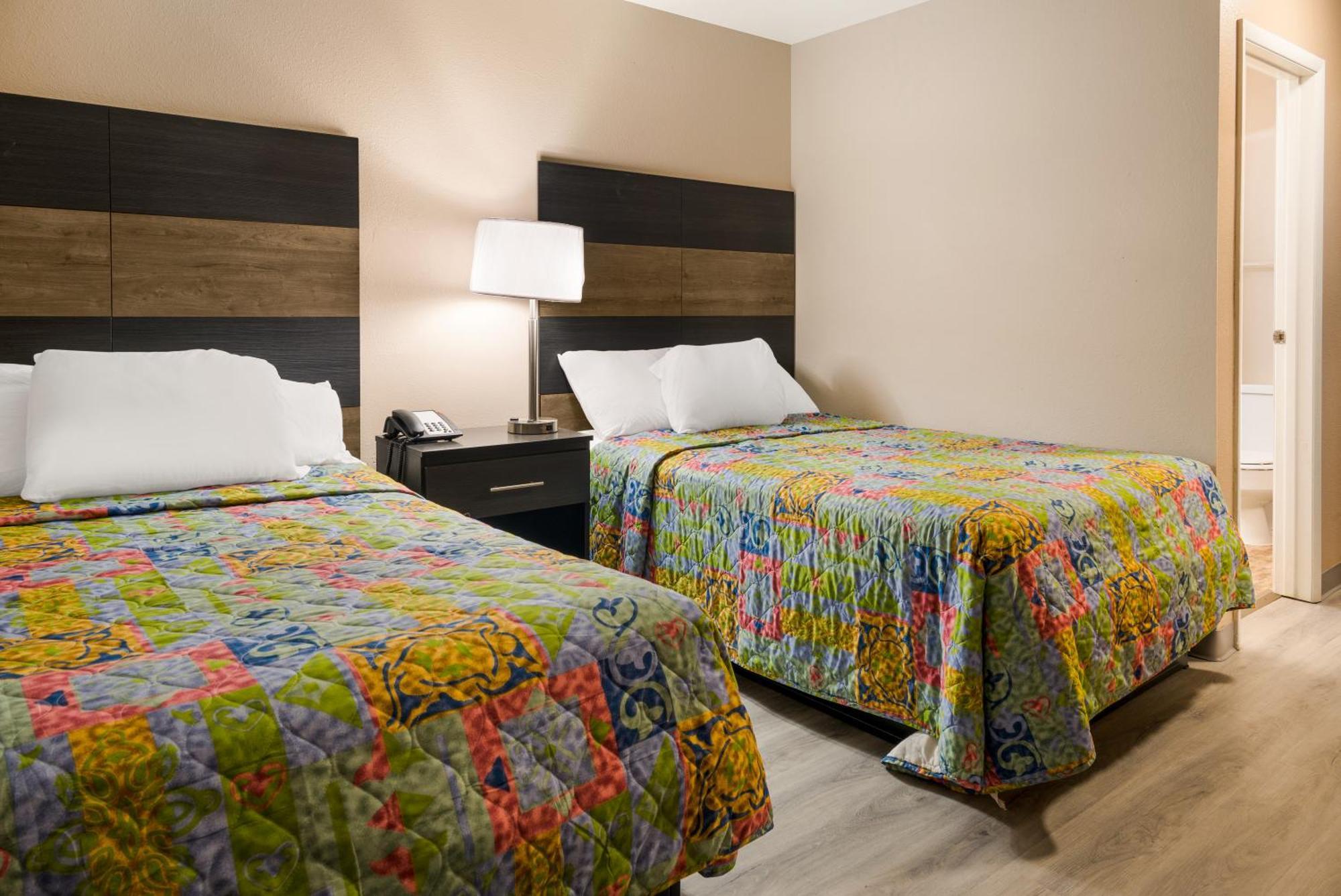 Knights Inn Grand Rapids East Airport Cascade Bagian luar foto