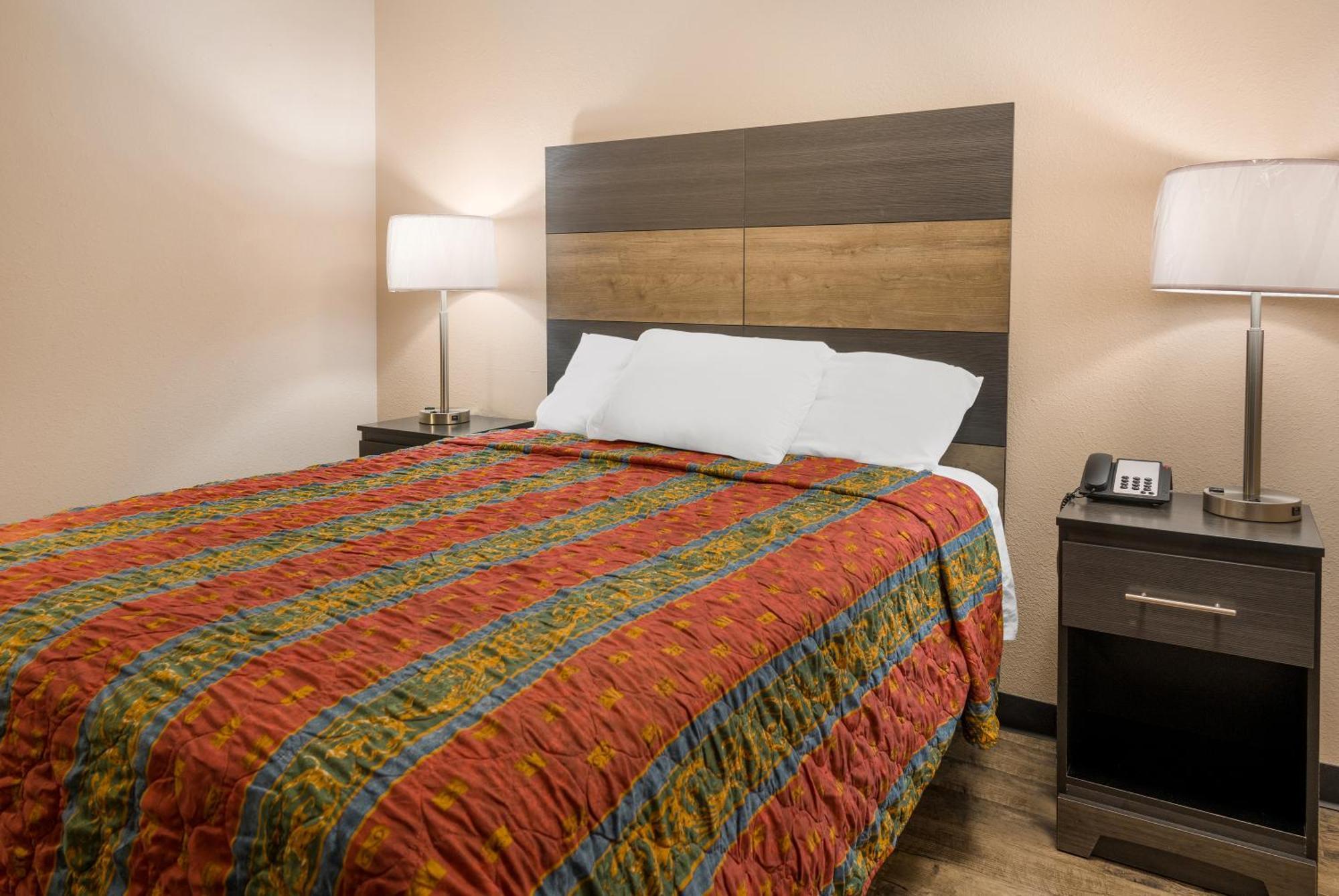 Knights Inn Grand Rapids East Airport Cascade Bagian luar foto