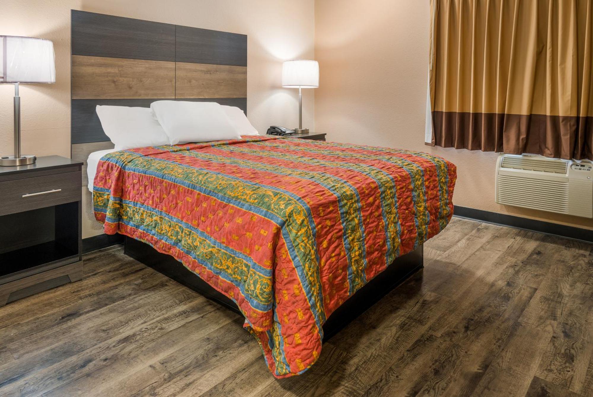 Knights Inn Grand Rapids East Airport Cascade Bagian luar foto