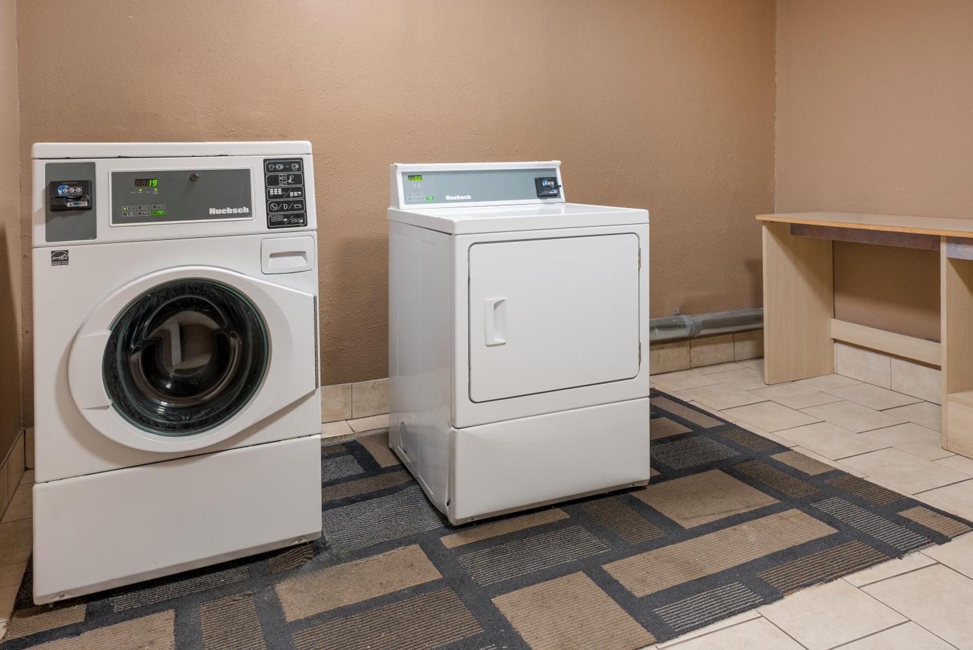 Knights Inn Grand Rapids East Airport Cascade Bagian luar foto