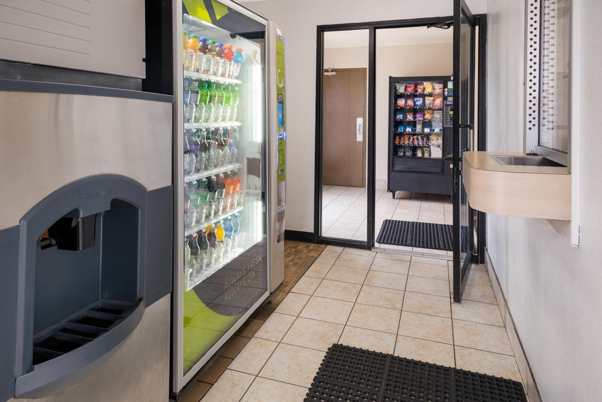 Knights Inn Grand Rapids East Airport Cascade Bagian luar foto