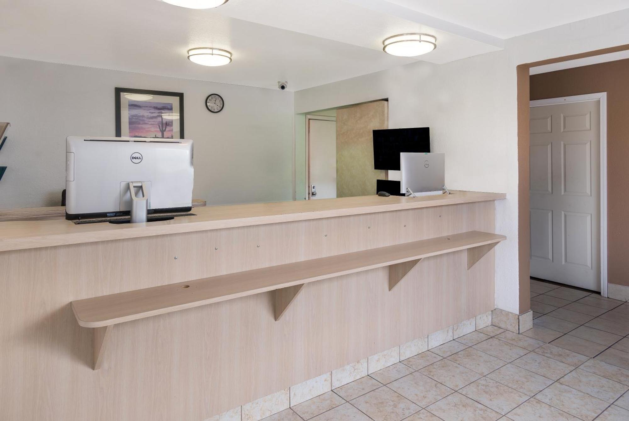 Knights Inn Grand Rapids East Airport Cascade Bagian luar foto