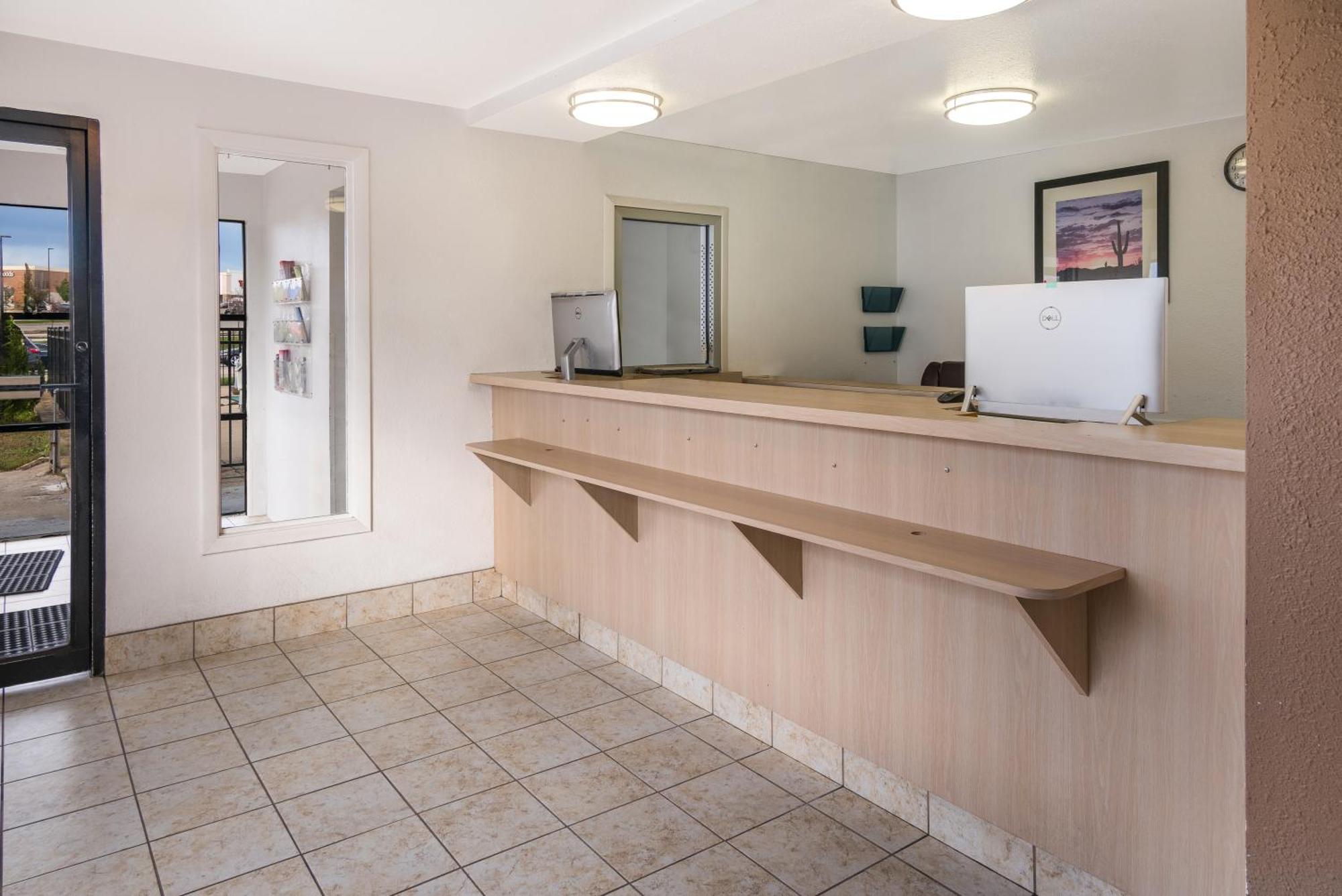 Knights Inn Grand Rapids East Airport Cascade Bagian luar foto